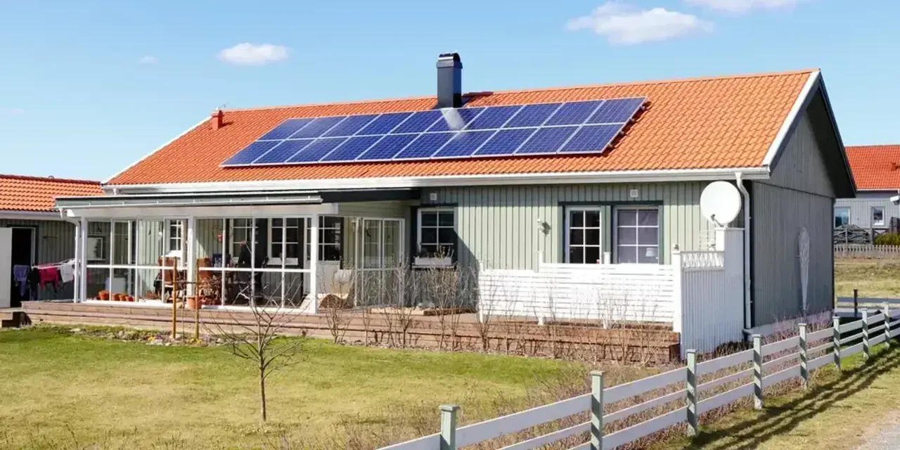 Hus med solpaneler på taket. Undrar du över batteri till solceller pris?