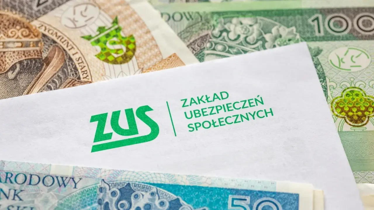 ZUS świadczenie wspierające. Koperta z logo ZUS na tle polskich banknotów 20, 50 i 100 zł.