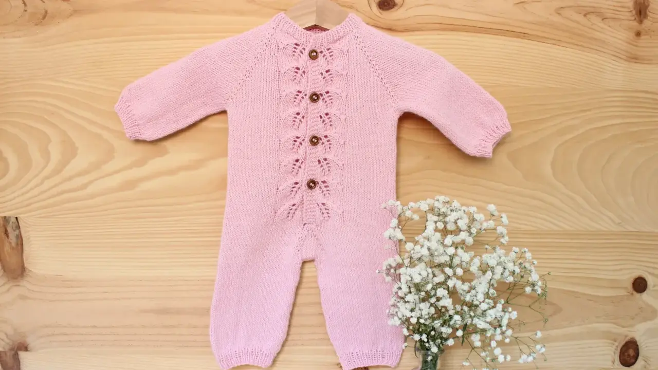 Precioso pelele punto bebé rosa con botones de madera y delicado encaje. Perfecto para un recién nacido.