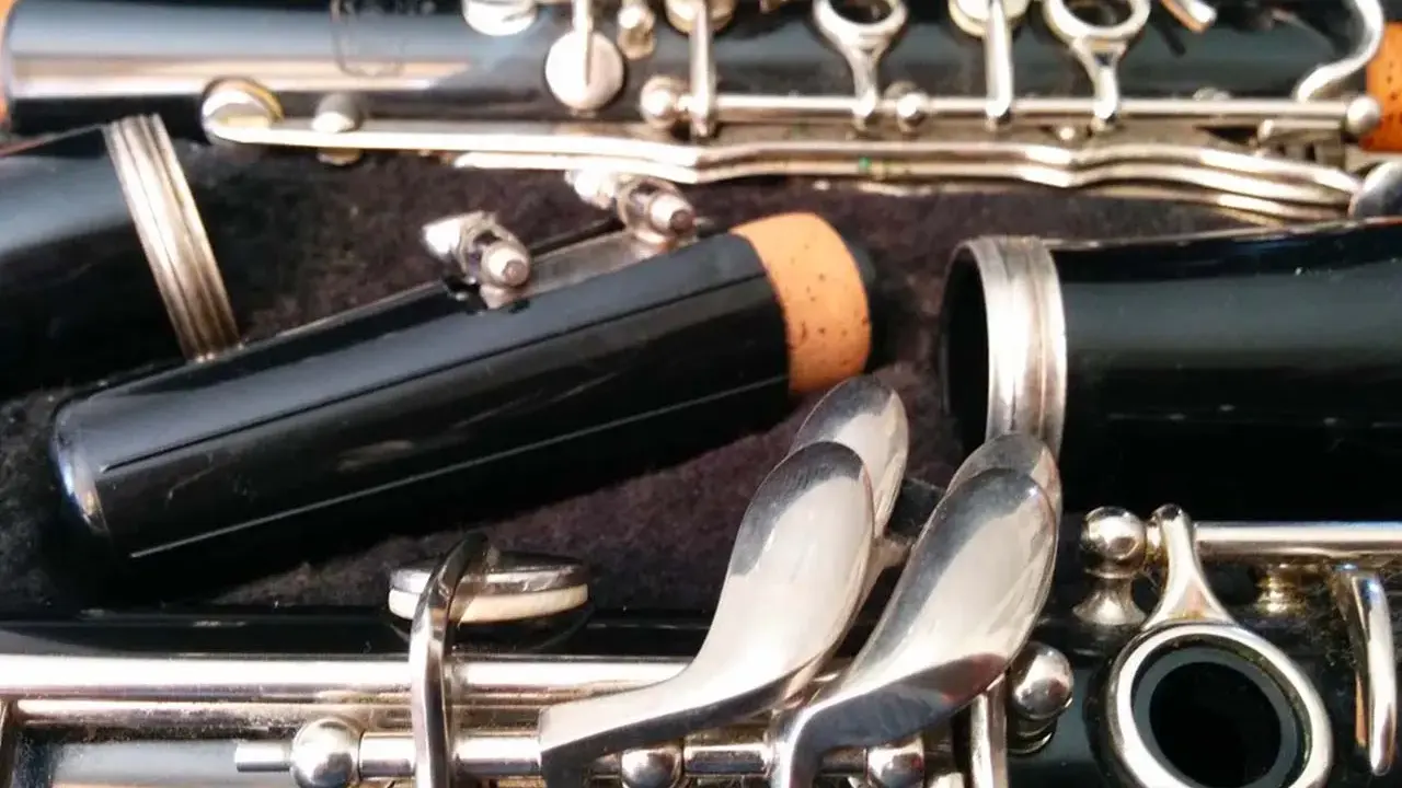 Détail d'une clarinette démontée, prête à produire un beau clarinette son. Les clés argentées brillent sur le corps noir.