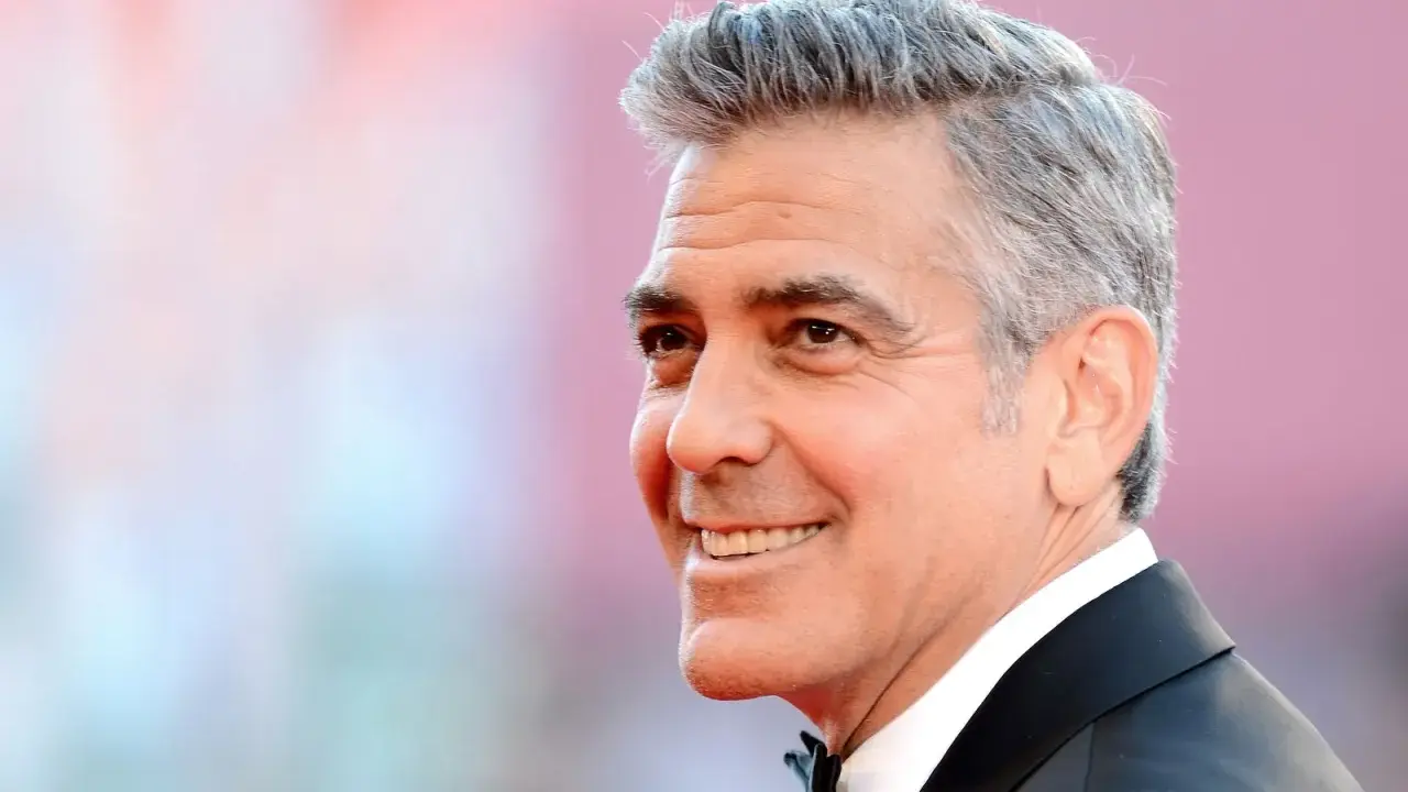 George Clooney mit stilvollen grauen Haaren, eine Inspiration für Herren Frisuren ab 50.