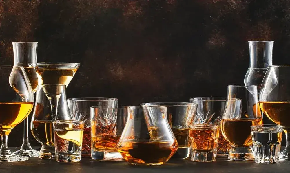 Czym się różni koniak od whisky? Przewodnik dla konesera