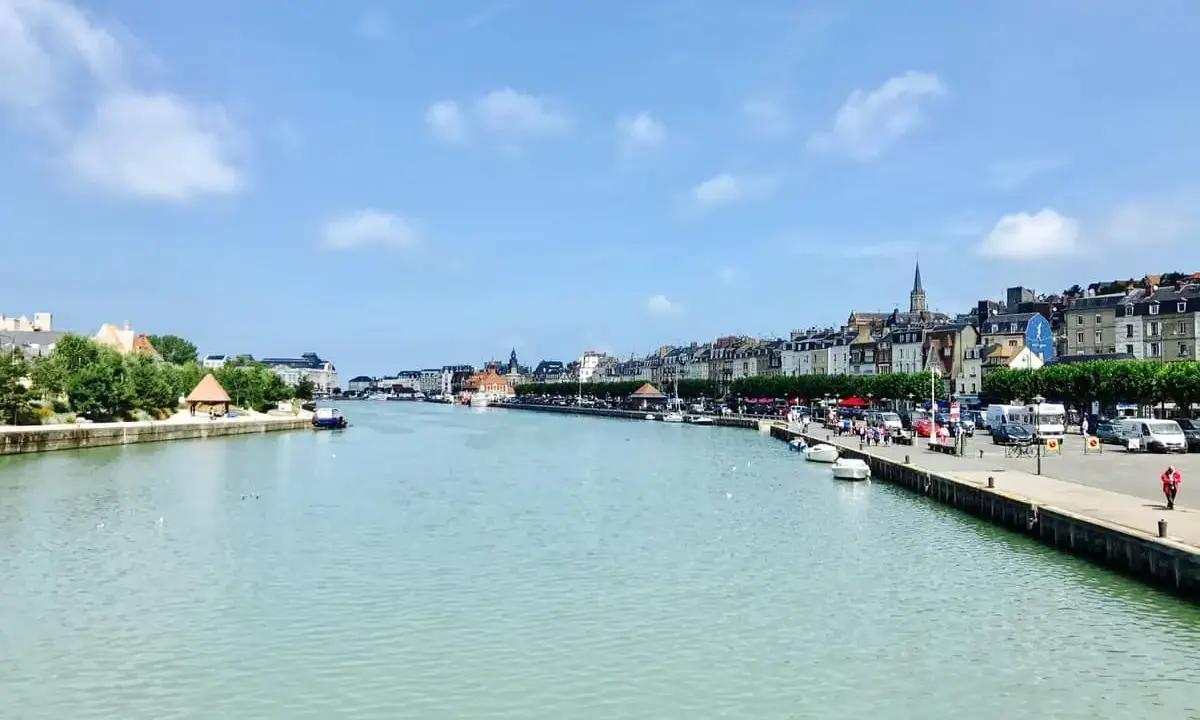 Il porto di Le Havre, con le sue case colorate e il canale tranquillo, è un luogo incantevole.