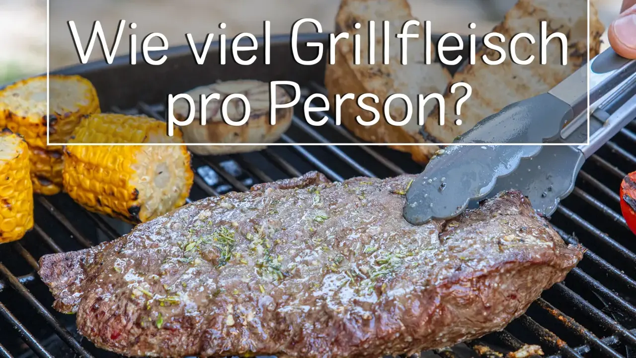 Ein saftiges Steak wird auf dem Grill zubereitet, daneben Maiskolben. Die Frage "Wie viel Grillfleisch pro Person?" schwebt darüber.