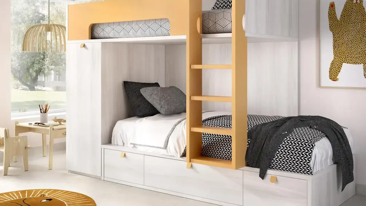 Habitaciones pequeñas con literas, optimizando el espacio con camas superpuestas y cajones integrados. Ideal para compartir.