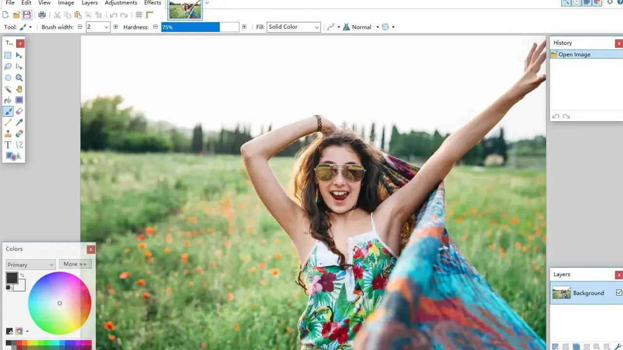 Una chica sonriente con gafas de sol y un pañuelo colorido en un campo de flores, editada en el **foto software** Paint.net.
