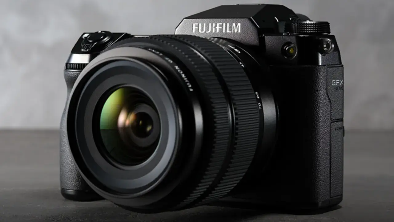 Profesjonalny aparat Fujifilm GFX 50s II z obiektywem.
