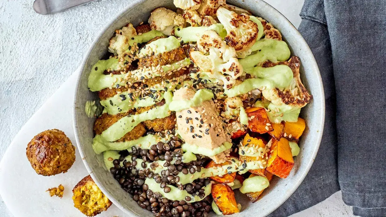 Bunter Bowl mit geröstetem Blumenkohl, Kürbis, Linsen und Hummus. Perfekt für Bowl zum Mitnehmen Rezepte.