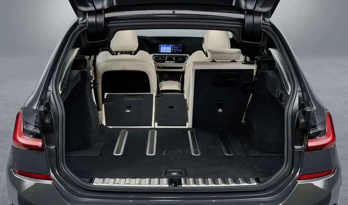 Maletero del BMW Serie 3 con asientos traseros abatidos, mostrando un amplio espacio de carga.