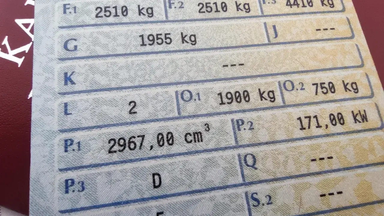 Fragment dowód rejestracyjny z oznaczeniami: F.1 2510 kg, G 1955 kg, L 2, P.1 2967 cm³, P.2 171 kW.