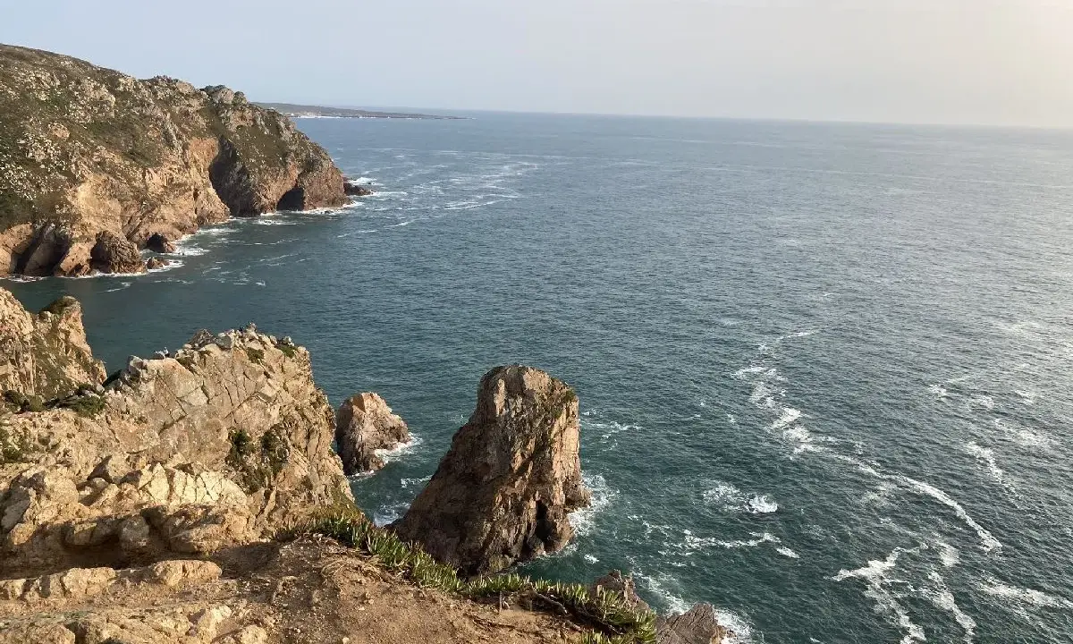Steile Felsklippen stürzen in den tosenden Atlantik. Ein dramatischer Ausblick auf die lissabon umgebung, wo das Land am westlichsten Punkt Europas endet.