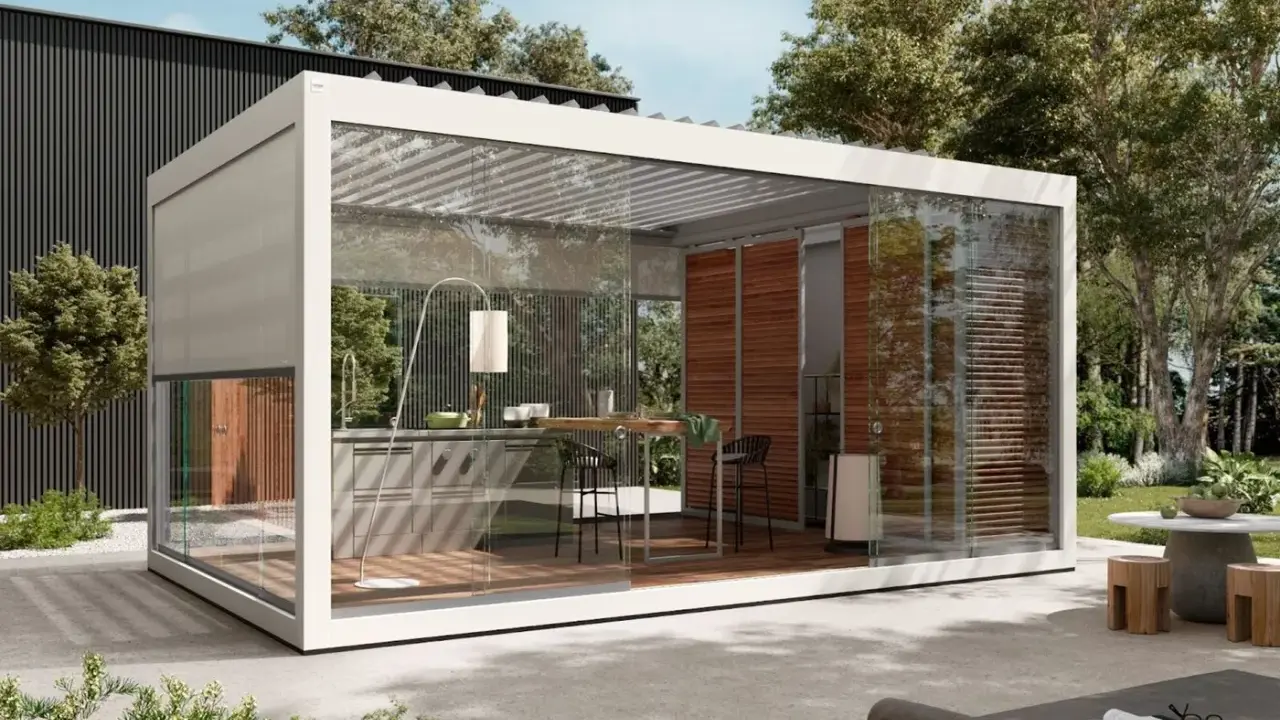 Moderna cucina esterna con tettoia in vetro, completa di bancone, sgabelli e un'elegante lampada da terra.