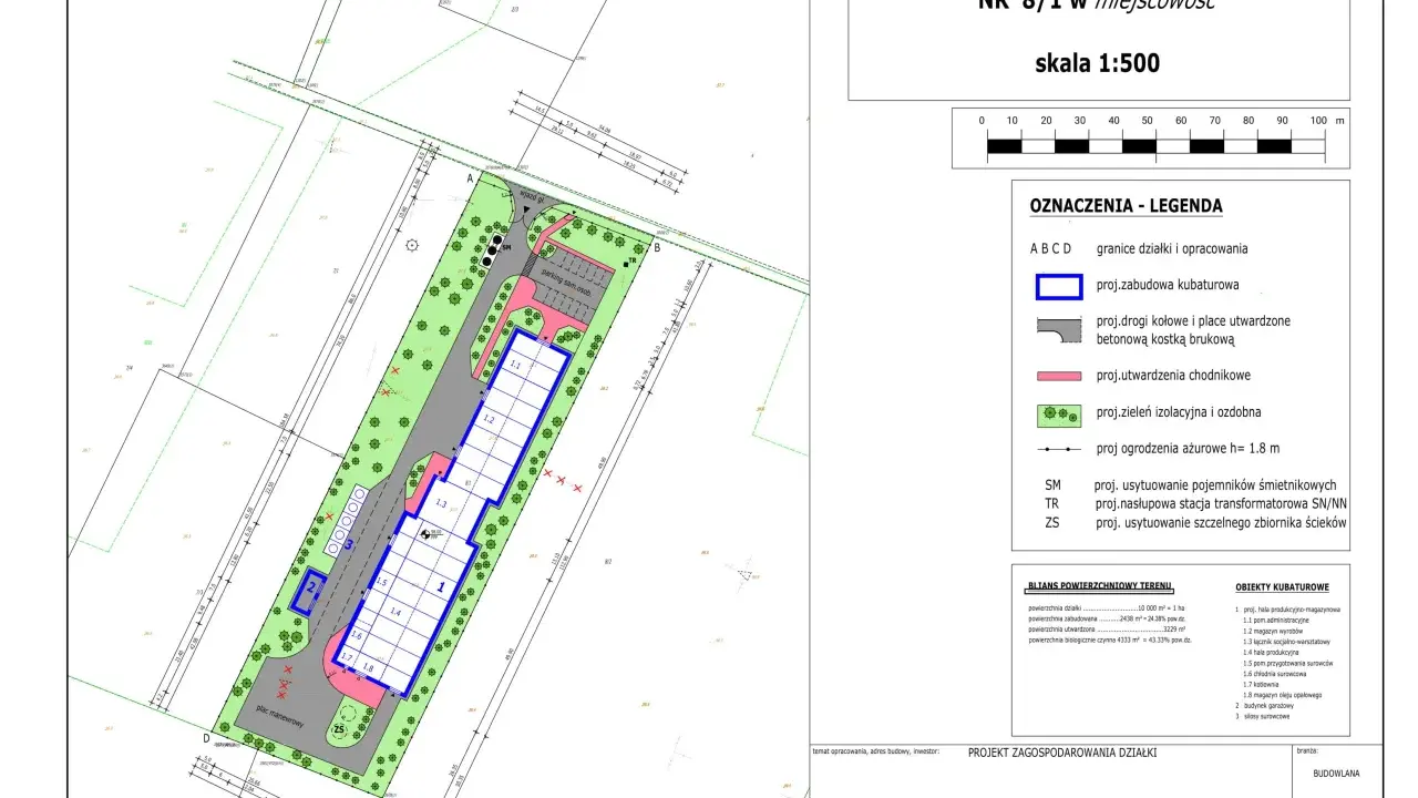 Projekt zagospodarowania terenu z zaznaczonymi budynkami, parkingiem, drogami i zielenią. Skala 1:500.