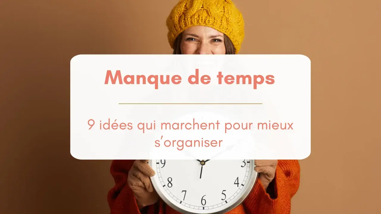 Une femme souriante, coiffée d'un bonnet jaune, tient une horloge. Le texte indique "Manque de temps : 9 idées pour mieux s'organiser".