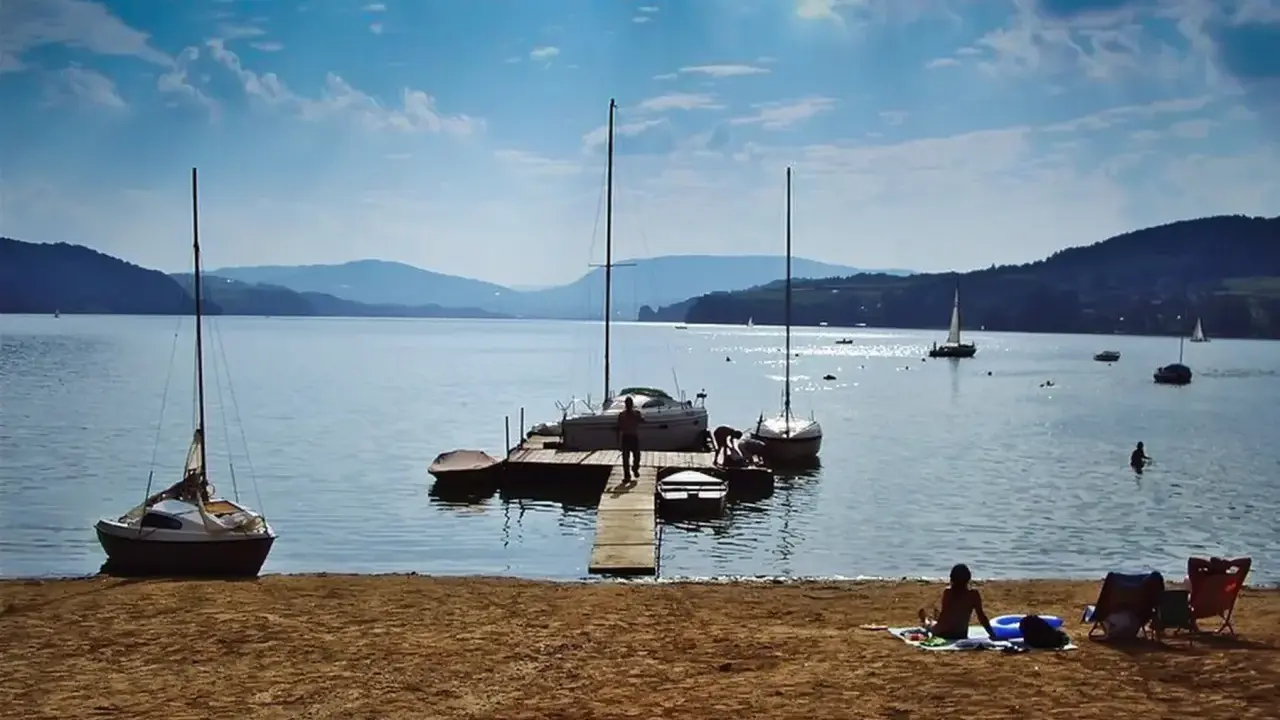 Gródek nad Dunajcem atrakcje: żaglówki przy pomoście, plaża i góry w tle. Idealne miejsce na letni wypoczynek.