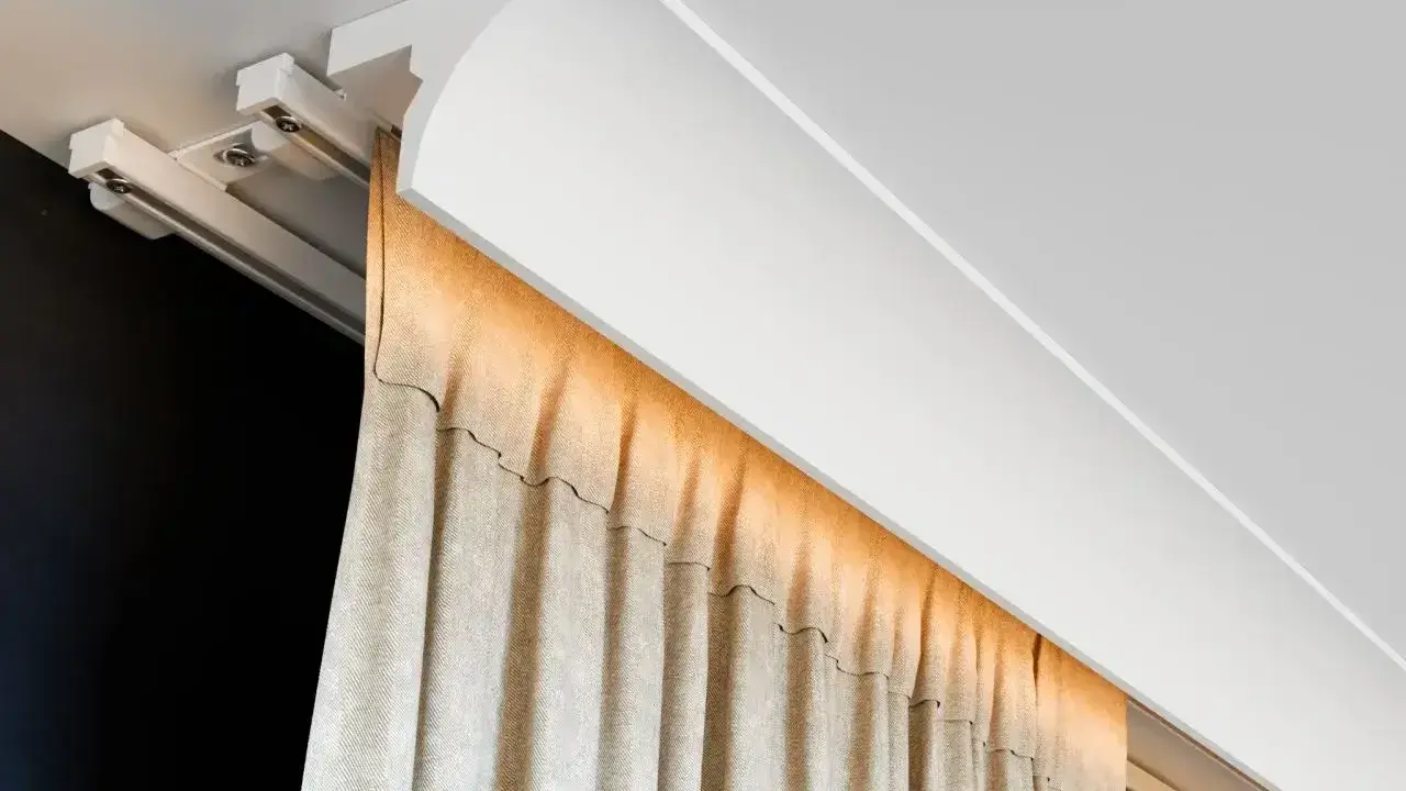 Nowoczesna blenda przy suficie ukrywa szynę zasłonową, tworząc elegancką linię.