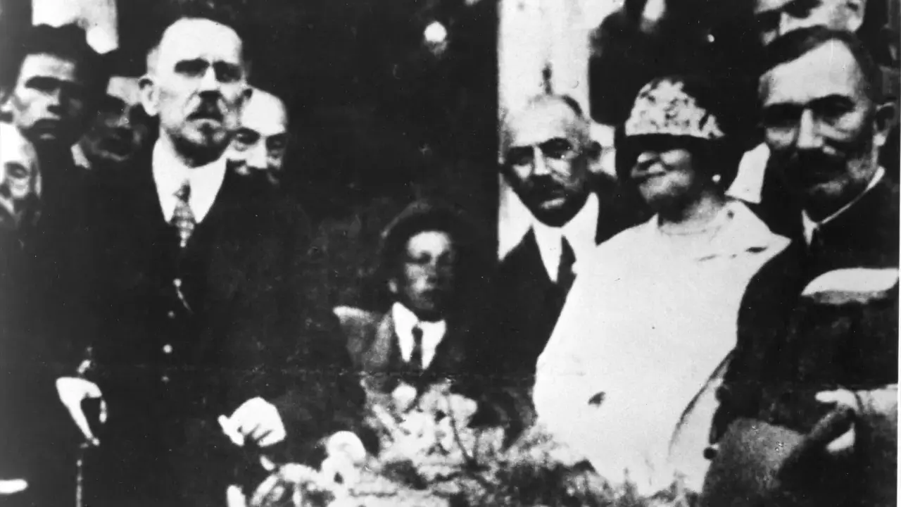 Władysław Reymont, autor "Chłopów", na zdjęciu z innymi ludźmi.