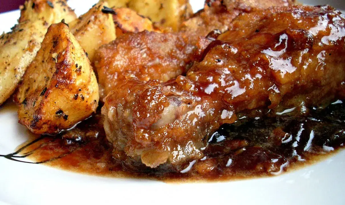 Soczysty kurczak po japońsku w sosie teriyaki, podany z pieczonymi ziemniakami.