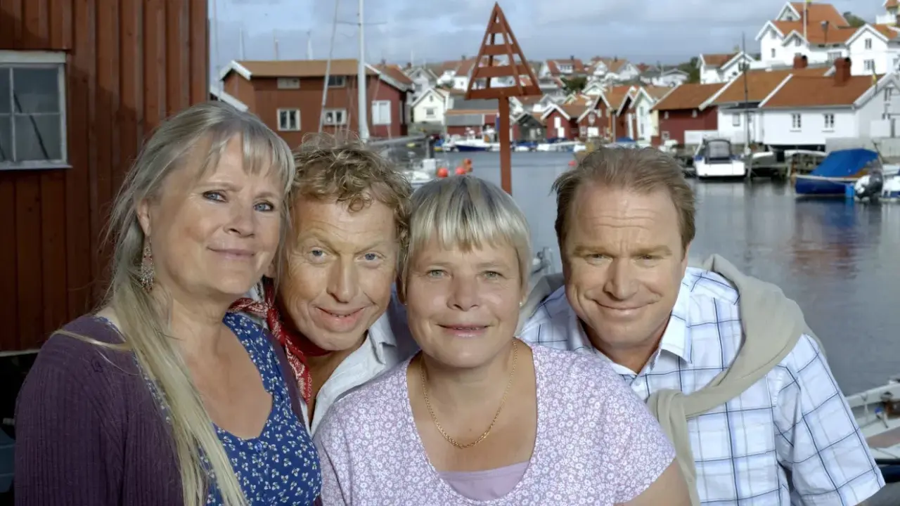 Anki Larsson och hennes vänner ler mot kameran i en charmig svensk kustby.