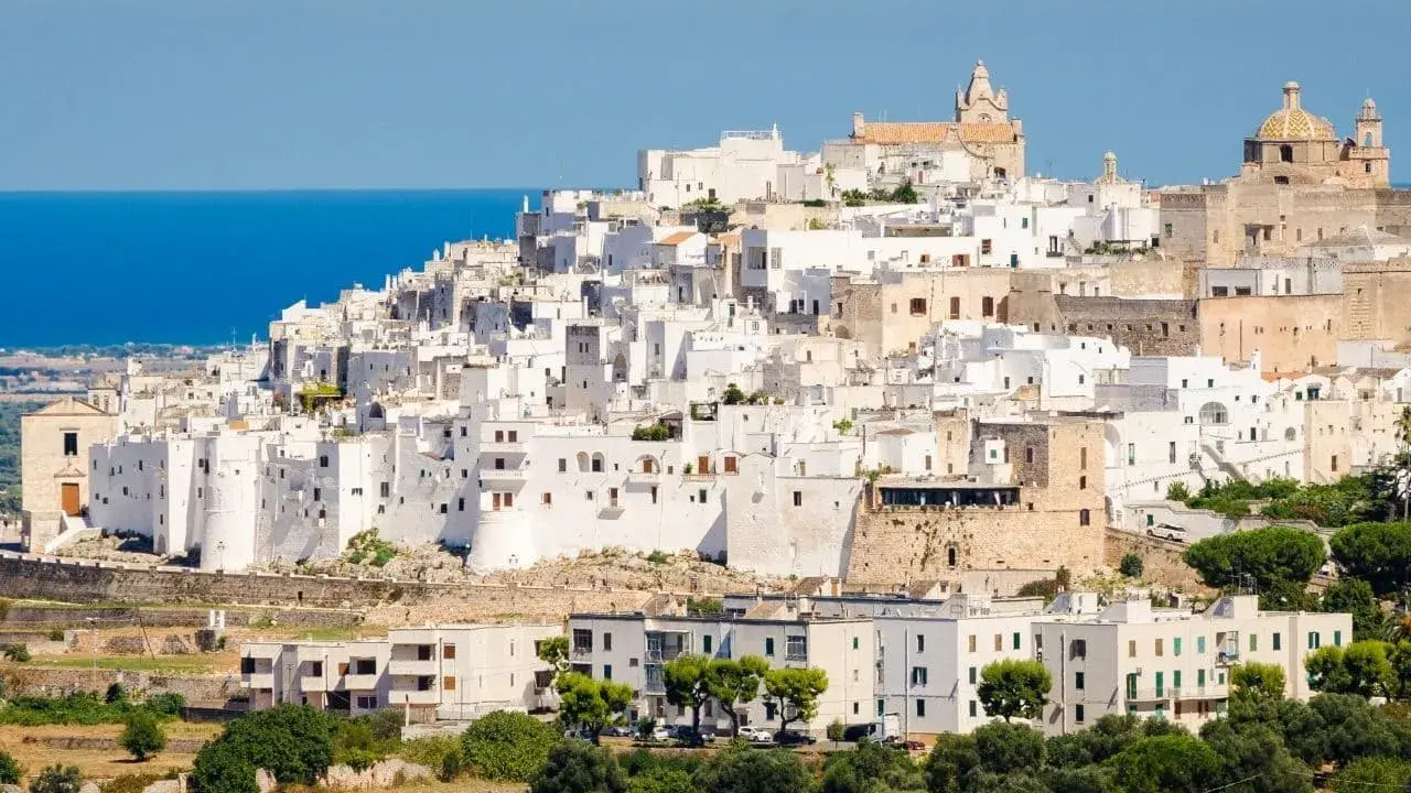 La Città Bianca di Ostuni, con le sue case bianche a picco sul mare, è un incanto da scoprire. Ecco cosa vedere!