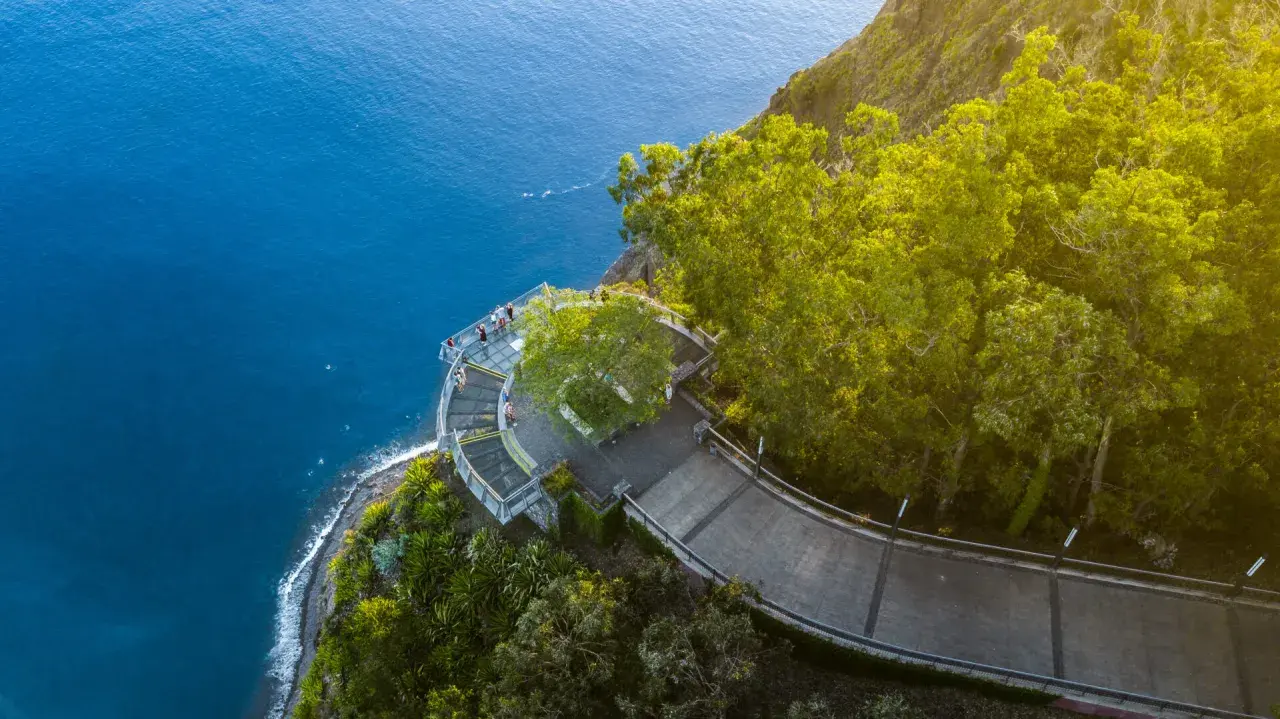 Blick vom Cabo Girão auf das tiefblaue Meer. Eine Glasplattform bietet atemberaubende Ausblicke.