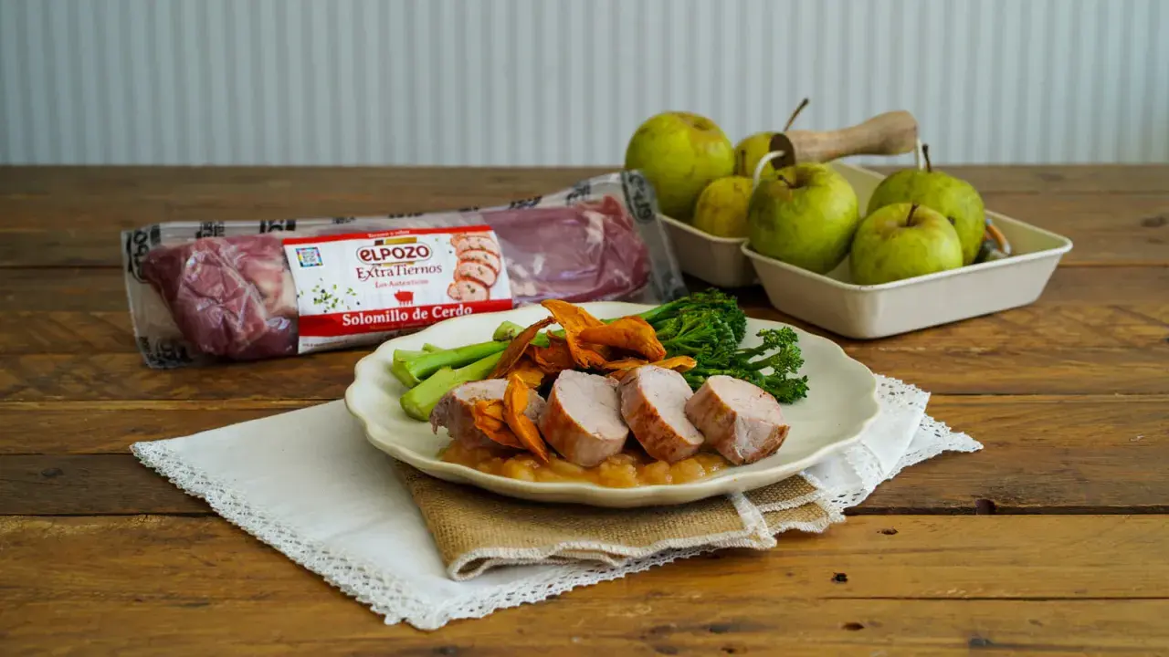 Delicioso solomillo de cerdo a baja temperatura, jugoso y tierno, acompañado de brócoli y puré de manzana.
