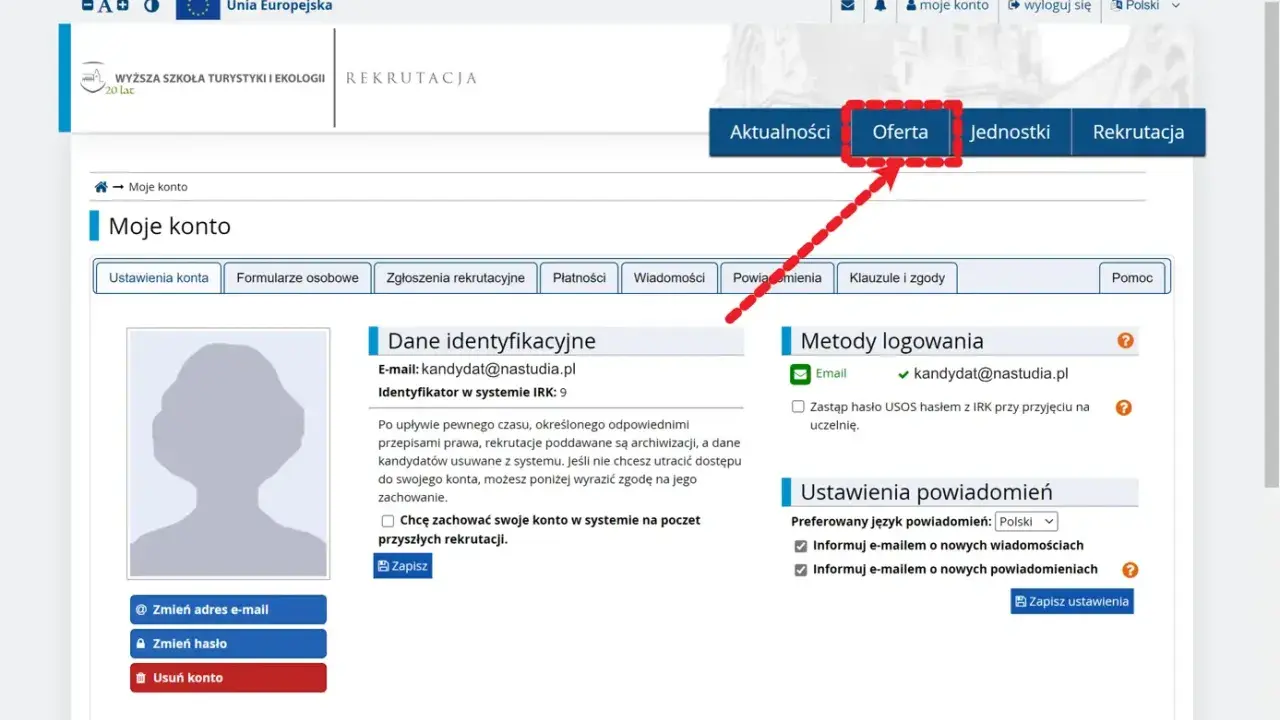 Czerwona strzałka wskazuje przycisk "Oferta" na stronie internetowej uczelni.