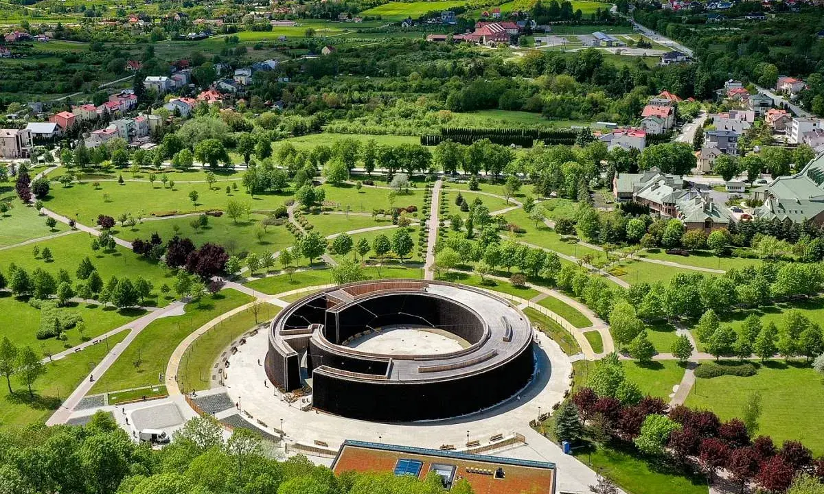 Widok z lotu ptaka na park i tężnię solankową w Busku-Zdroju. W oddali widać zabudowania i zielone wzgórza. Sanatoria w Busku-Zdroju oferują relaks i zdrowie.