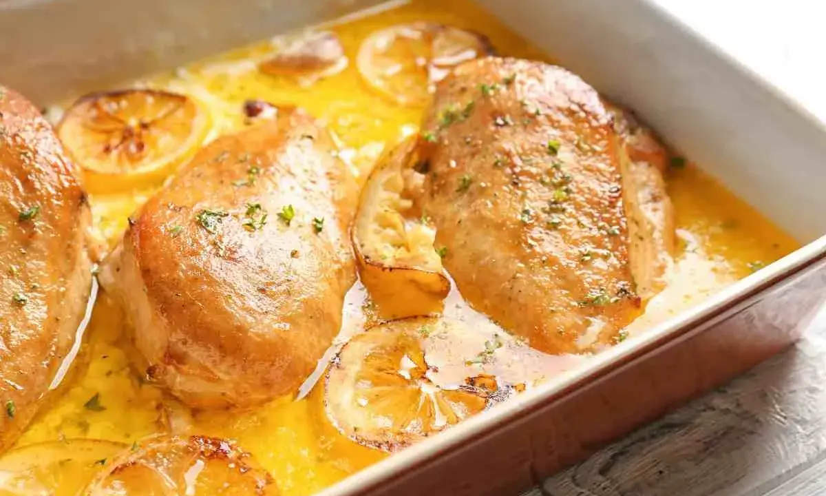Scaloppine di pollo al limone dorate e succulente, immerse in una salsa cremosa con fette di limone caramellate.