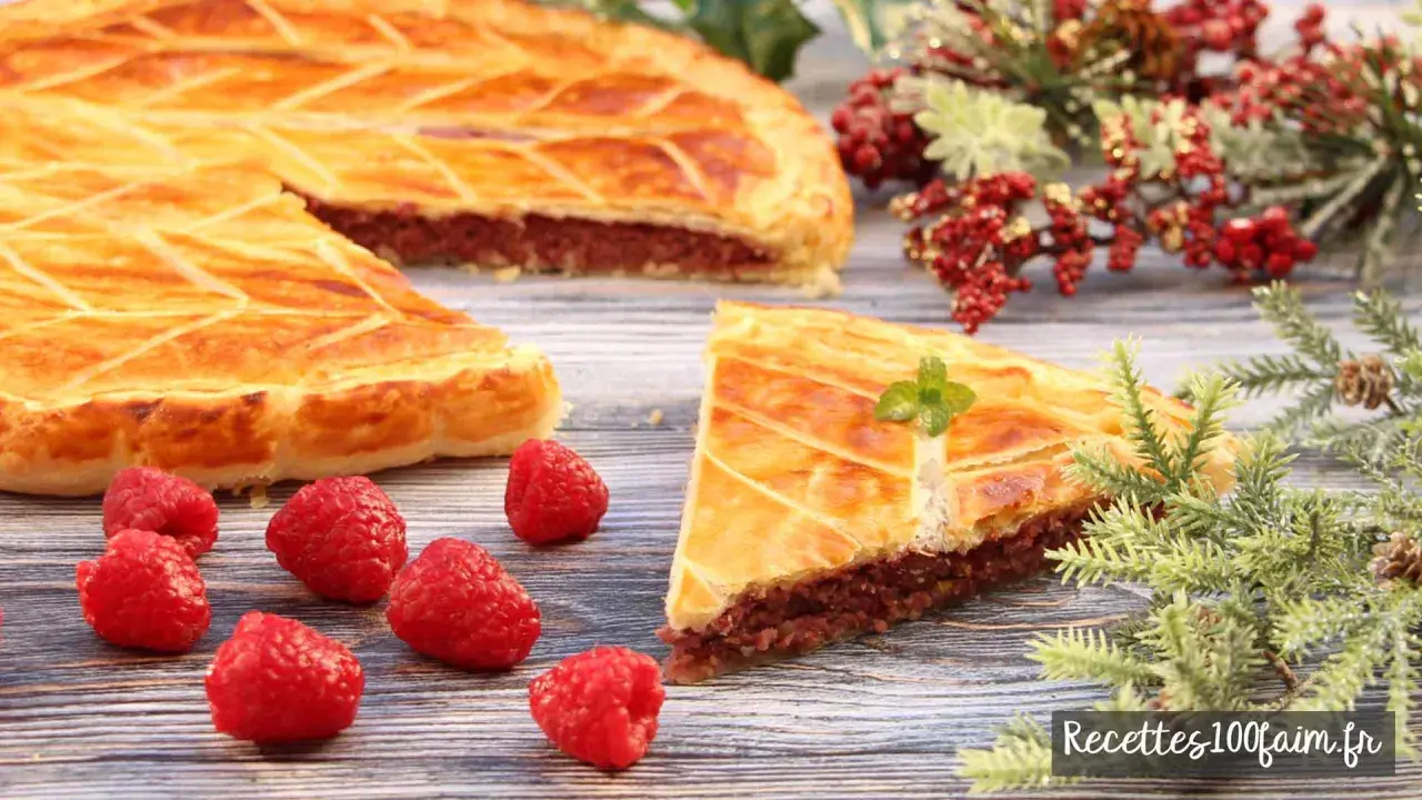 Délicieuse galette des rois framboise, garnie de fruits rouges et décorée de menthe. Parfaite pour une fête !