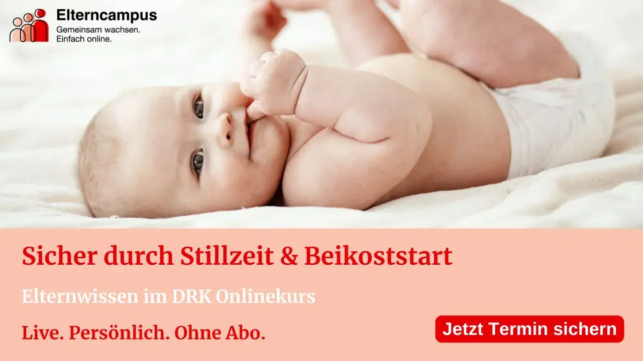 Ein süßes Baby liegt auf dem Rücken und spielt mit seiner Hand. Erfahren Sie mehr über Stillen, wie oft stillen 1 Monate altes Baby, und Beikost.