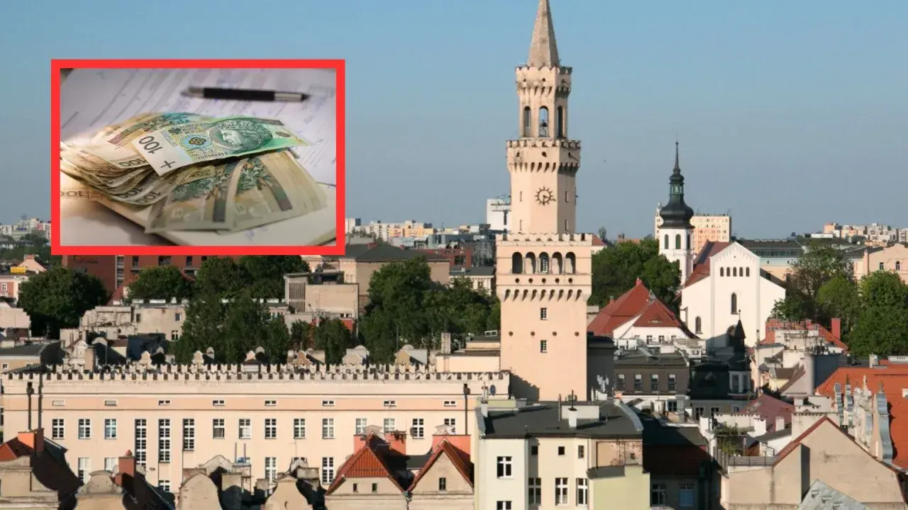 Pieniądze na papierach obok ratusza. Czy to odpowiedź na pytanie, ile zarabia historyk?