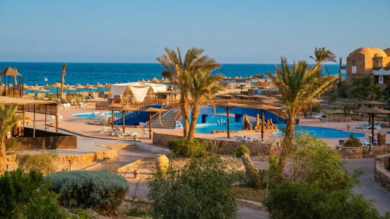 Idealne miejsce, kiedy do Egiptu! Resort z basenami, palmami i widokiem na morze.
