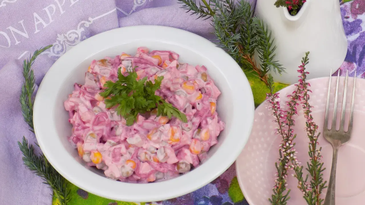 Pyszna sałatka z burakiem i jajkiem i ogórkiem kiszonym, udekorowana natką pietruszki. Idealna na każdą okazję.