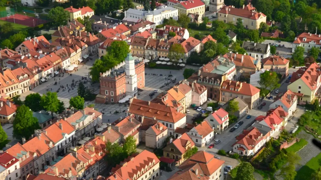 Widok z lotu ptaka na rynek w Sandomierzu z ratuszem i kamienicami. Wspaniałe atrakcje Sandomierza zachęcają do zwiedzania.