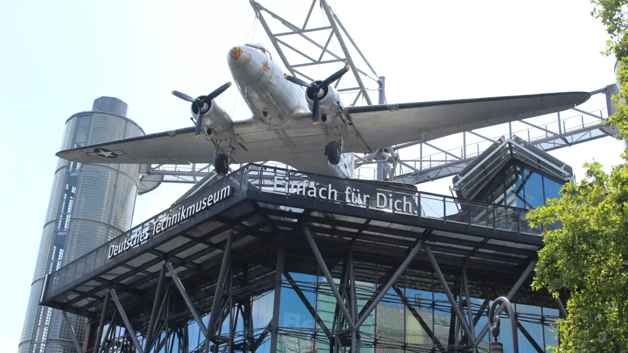 Samolot nad budynkiem Deutsches Technikmuseum w Berlinie. Napis "Einfach für Dich!" zdobi fasadę.