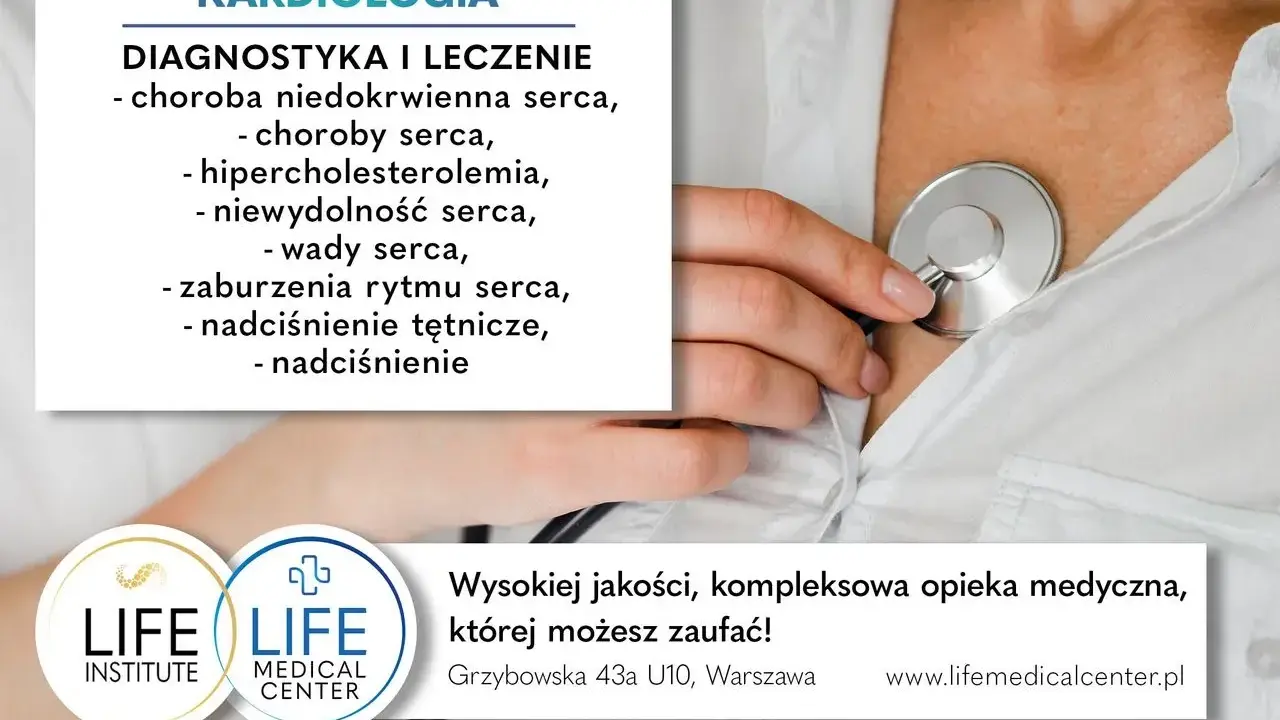 Lekarz osłuchuje serce. Reklama "Hipertensjologia / Kardiologia" oferuje diagnostykę i leczenie, m.in. nadciśnienia. Ciśnienie 135 na 85 to sygnał do wizyty.