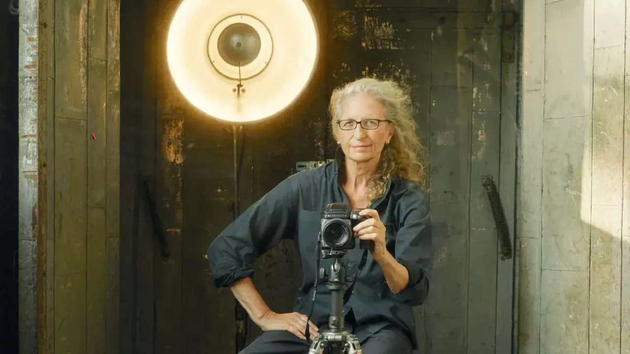 Annie Leibovitz, con la sua inconfondibile macchina fotografica, pronta a catturare un altro momento iconico.