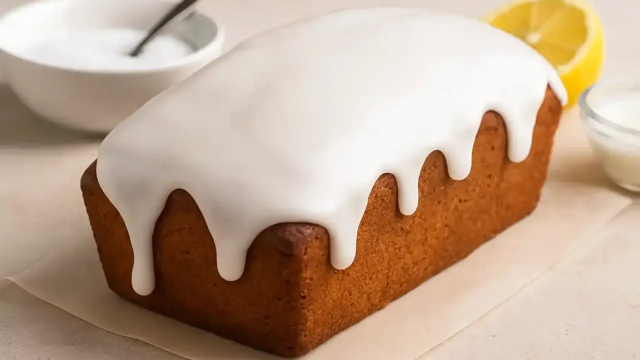 Un délicieux cake au citron avec un glaçage blanc dégoulinant. Parfait pour un glacage sur gateau froid ou chaud, il est prêt à être dégusté.