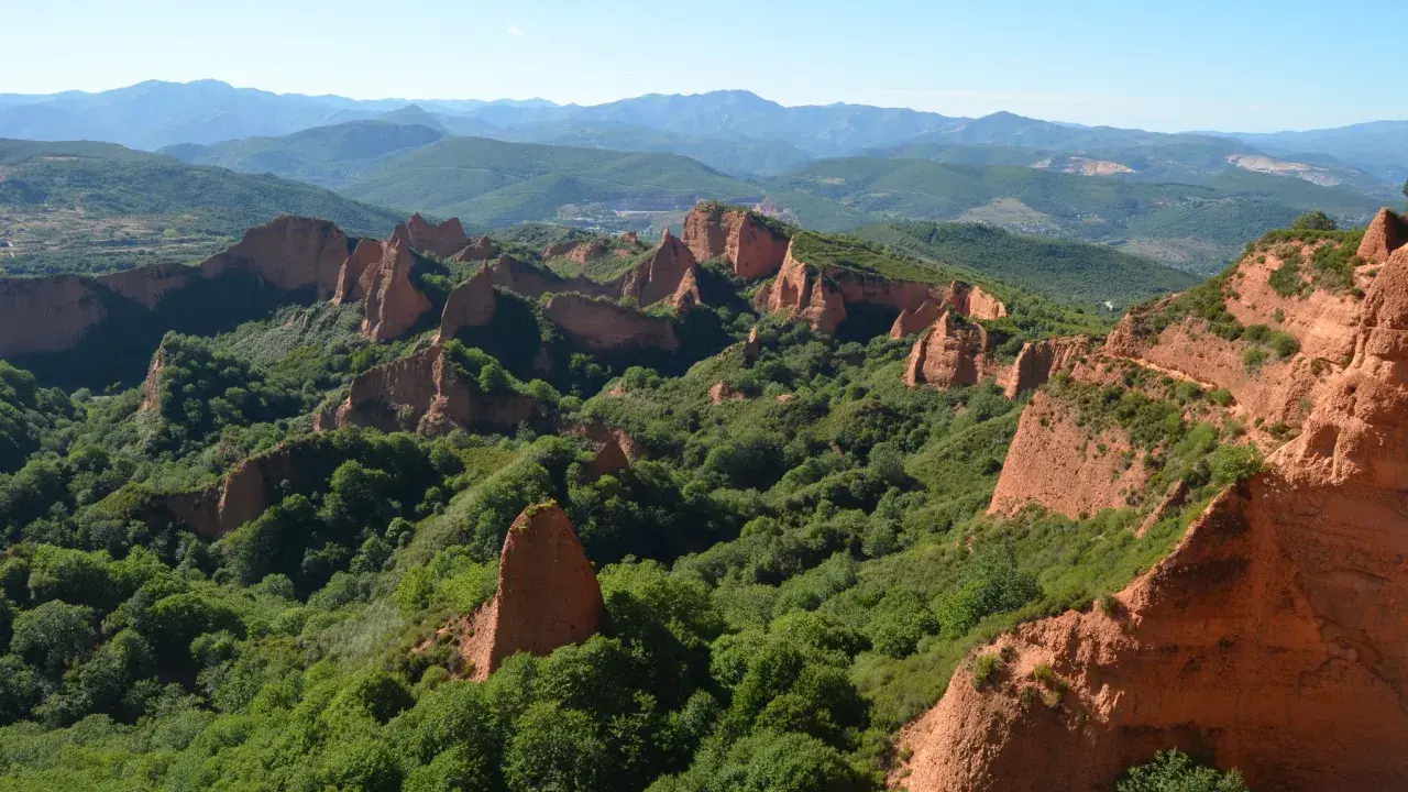 Paisaje de Las Médulas, León. Impresionantes formaciones rojizas y vegetación exuberante, ideal para rutas senderismo León.