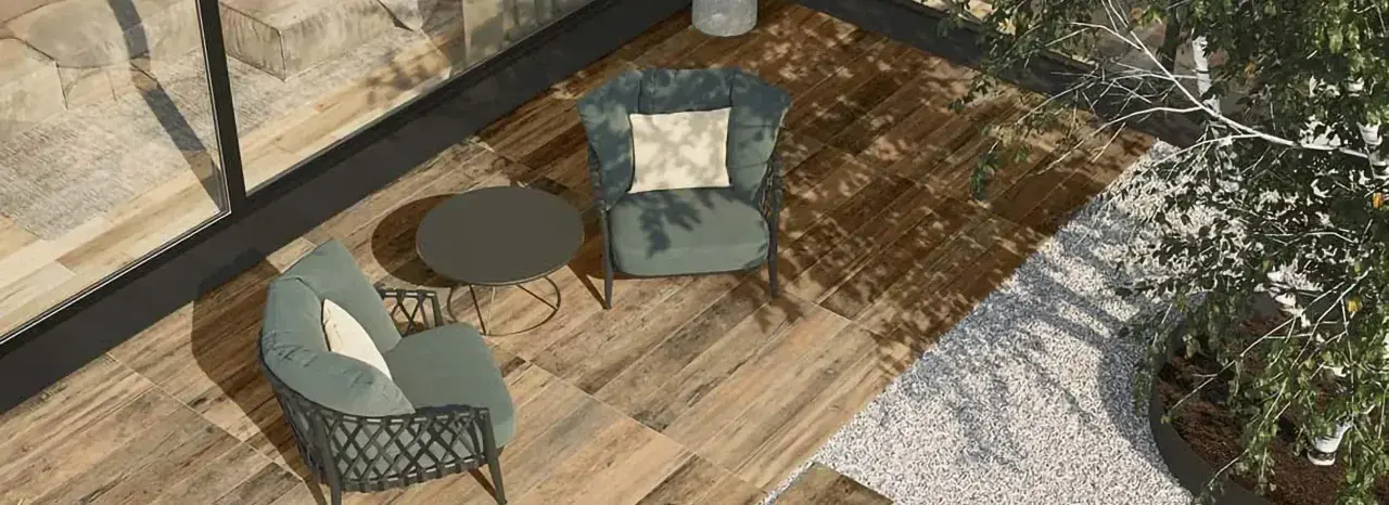 Aménager une terrasse moderne avec des fauteuils confortables, une table basse et un sol imitation bois. L'ombre des arbres crée une atmosphère paisible.