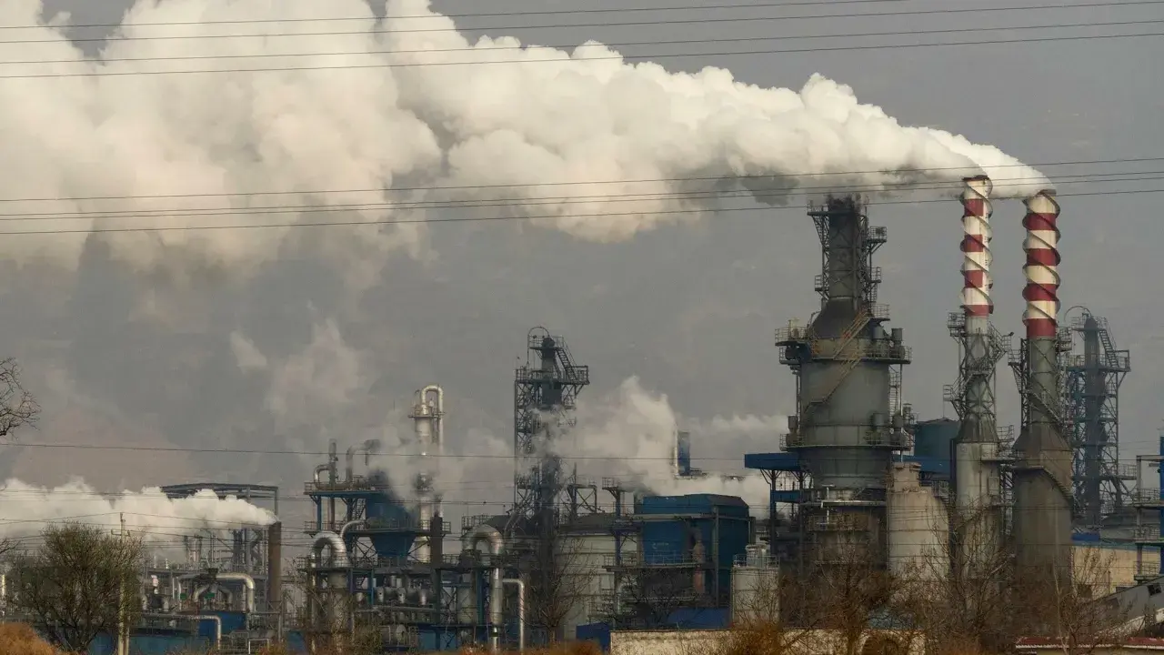 Rauchschwaden steigen aus einer Industrieanlage auf, die die Energieproduktion in China symbolisiert.