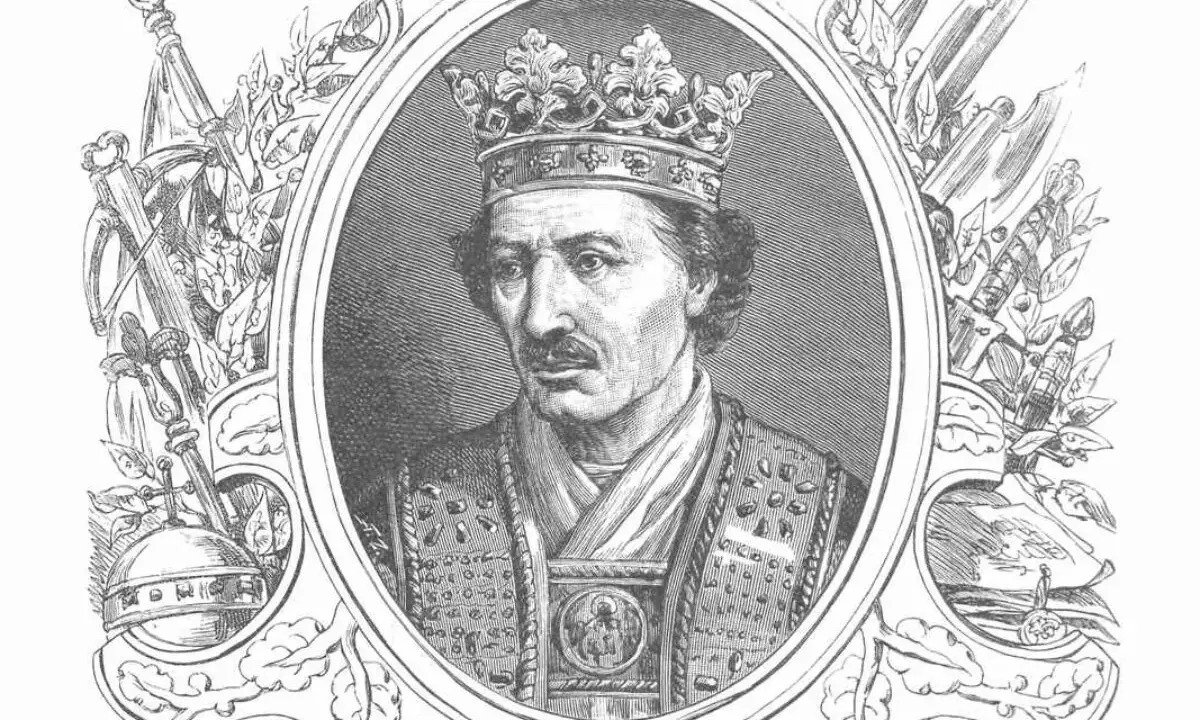 Portret Władysława II Jagiełły w koronie i bogatym stroju, otoczony symbolami władzy i zwycięstwa.