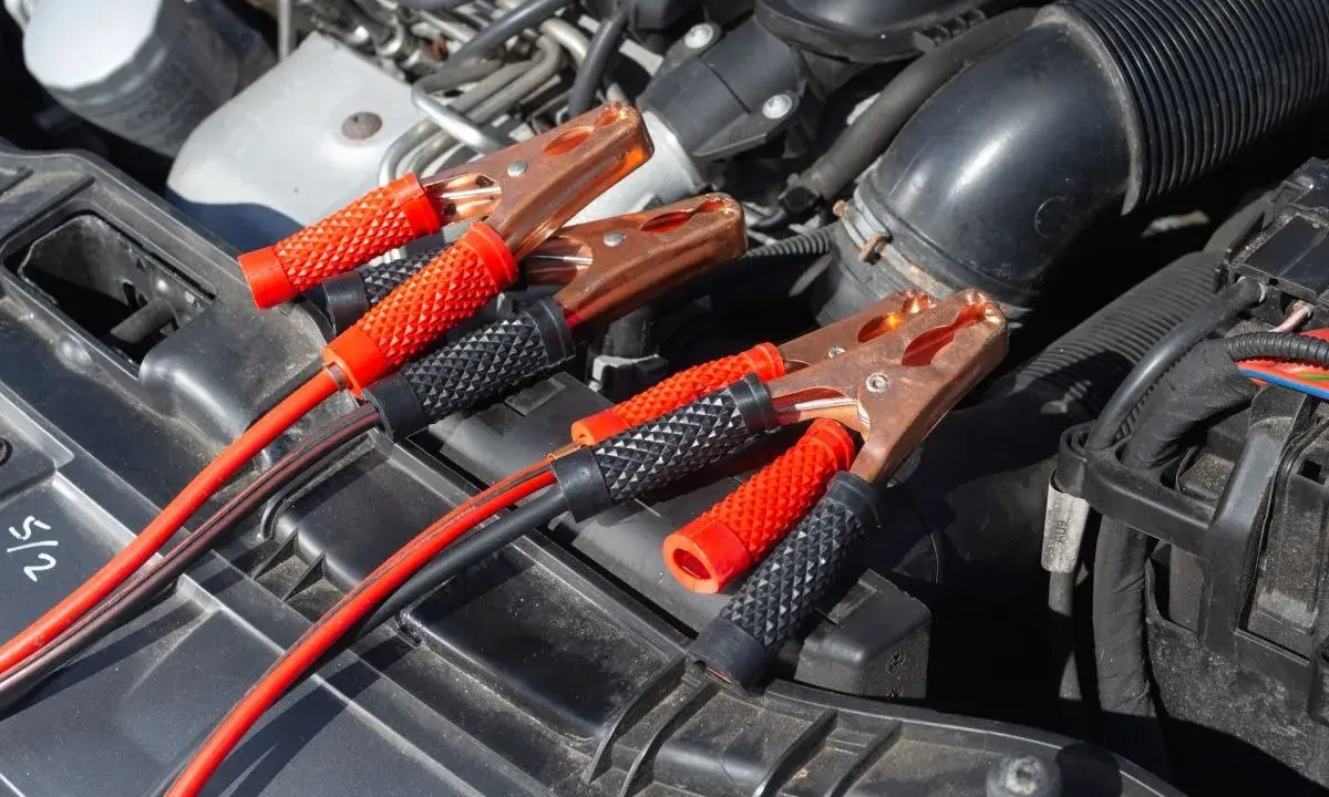 Kable rozruchowe podłączone do akumulatora, bo auto nie odpala, mimo że akumulator jest sprawny.