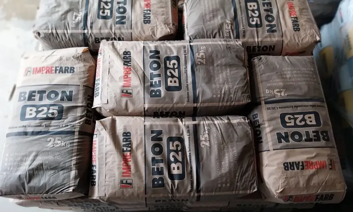 Sześć worków betonu B25 po 25 kg każdy. Informacja o tym, ile cementu na kubik betonu, jest zawarta w specyfikacji produktu.