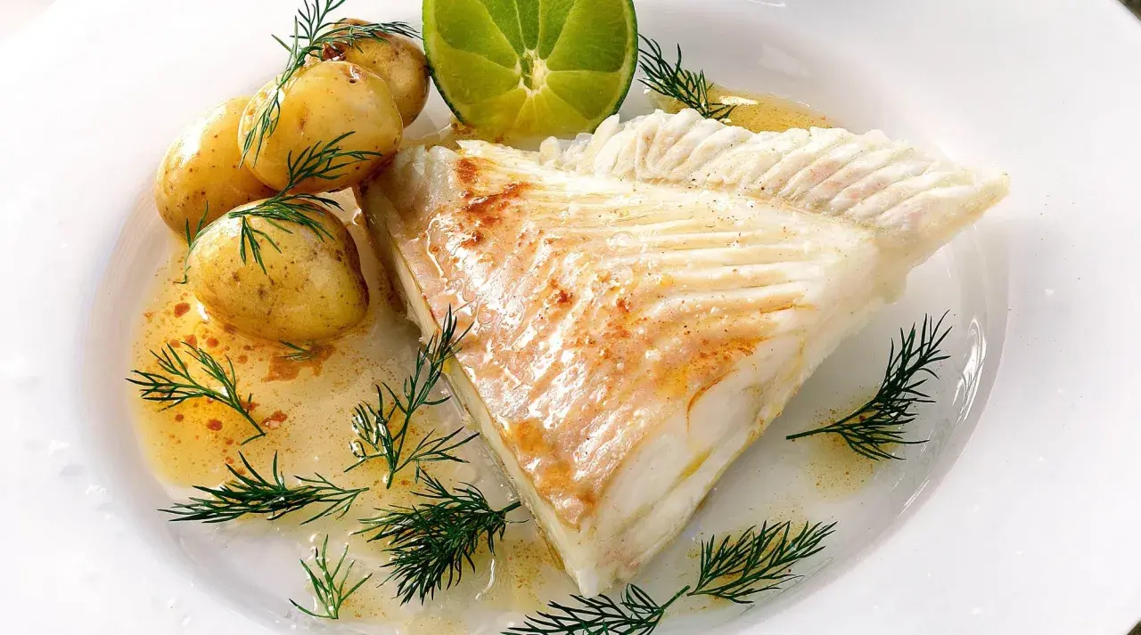 En läcker bit piggvar med dill, citron och småpotatis. Ett enkelt och gott recept på piggvar.