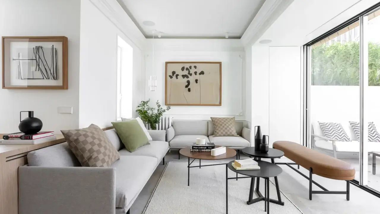 Salón moderno y luminoso con grandes ventanales que permiten unir terraza y salón, creando un espacio fluido y acogedor.