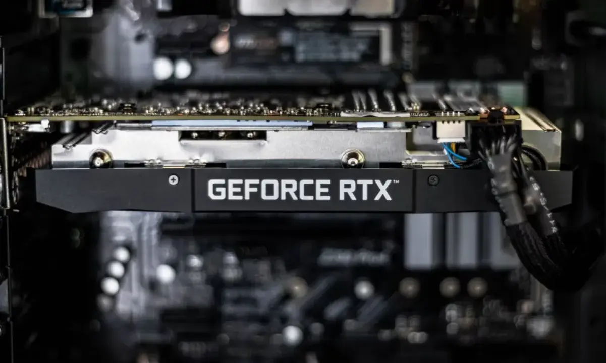 Carte graphique GeForce RTX installée dans un ordinateur.