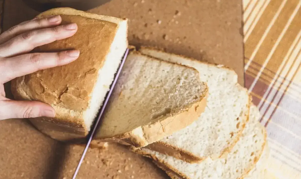 Krojony bochenek chleba, jak z przepisu na chleb naszych babć. Idealny do tostów i kanapek.