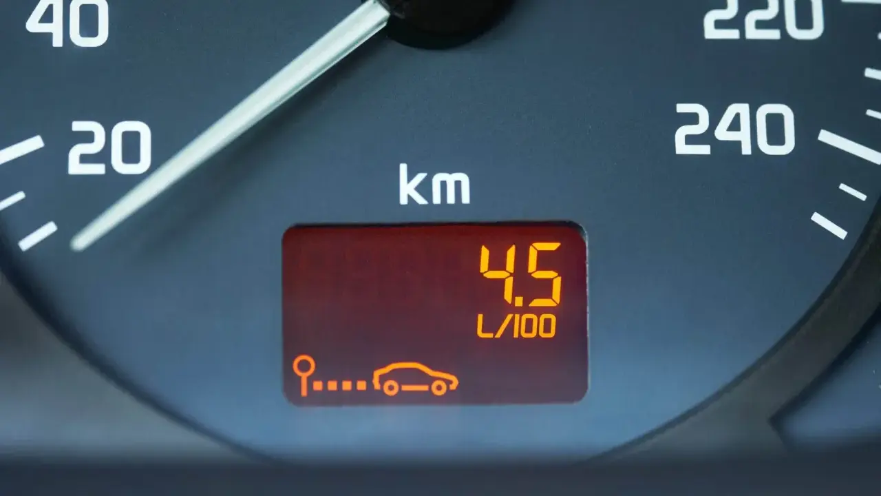 Indicador de consumo medio gasolina 100 km: 4.5 L/100. El coche muestra un consumo eficiente.